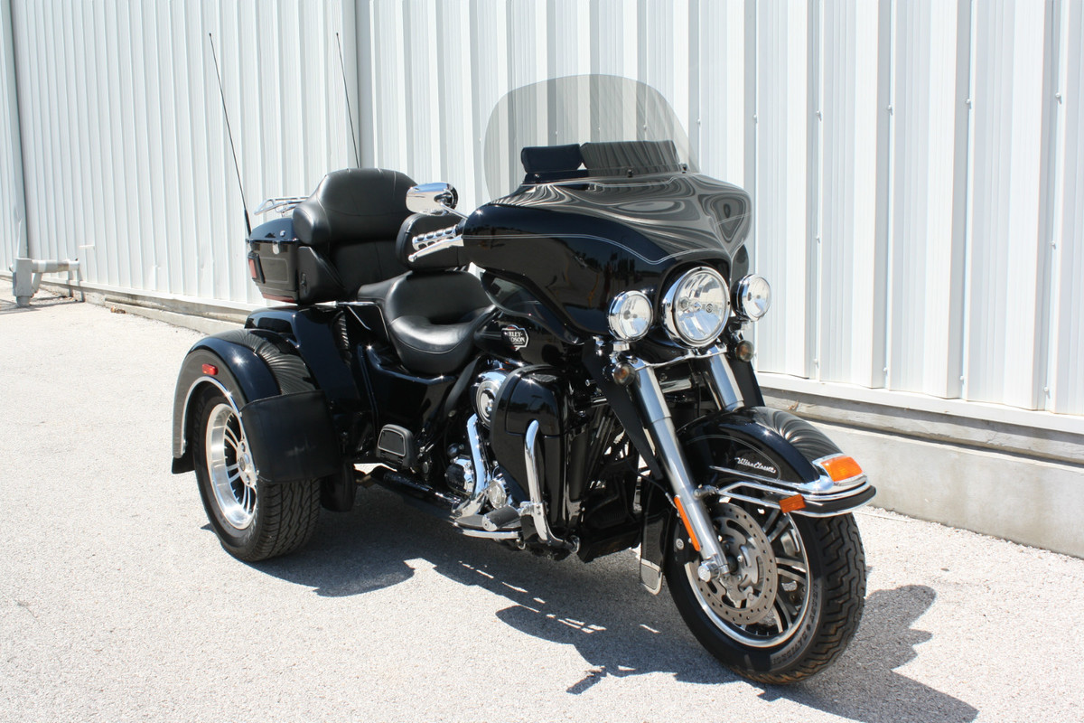 2009 Harley Davidson FLHTCUTG Tri Glide Ultra Classic Trike, 1