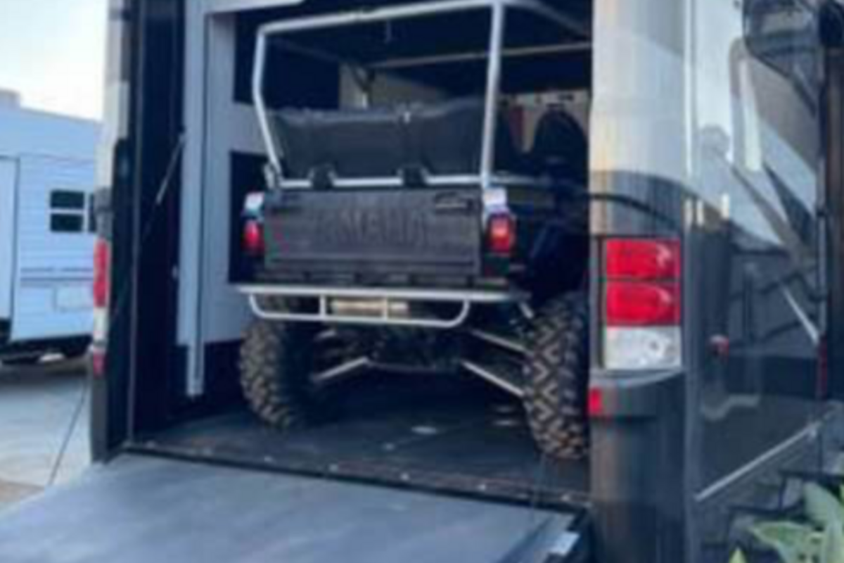 2015 Newmar Canyon Star class A Toy Hauler, 7