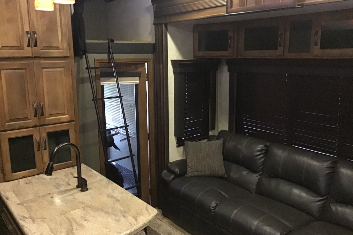 2014 KEYSTONE RAPTOR KING SUITE 332, 20