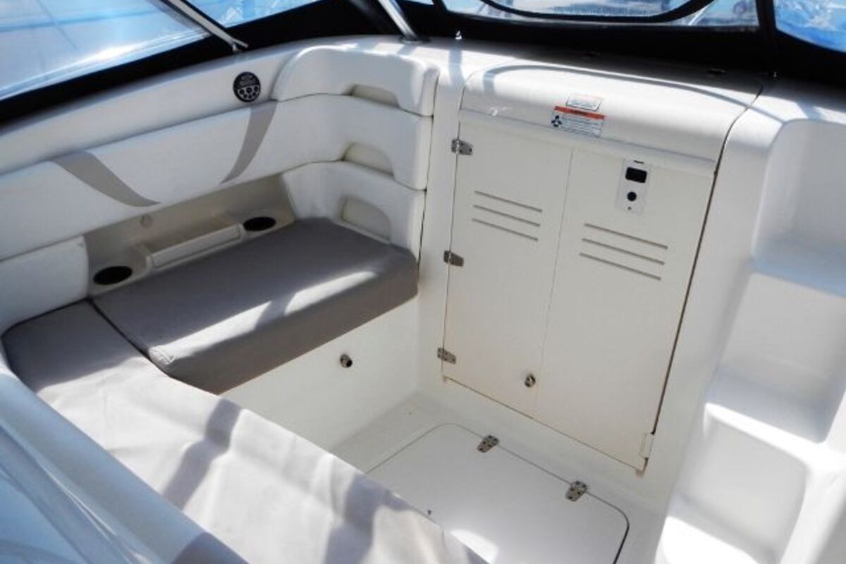 2006 Boston Whaler 320 Outrage Cuddy Cabin, 21