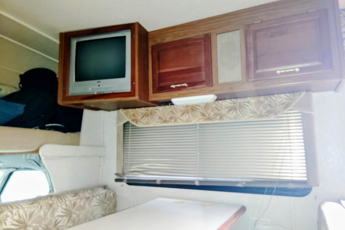 2005 Winnebago Minnie Winnie WF430V, 3