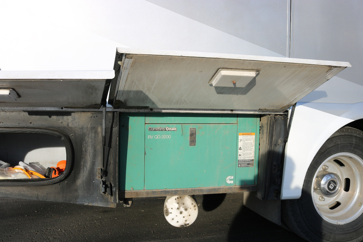 2010 winnebago via 25T (twin beds), 6