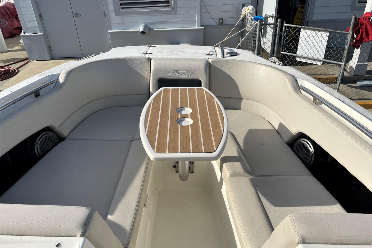 2016 Boston Whaler 230 Vantage, 3