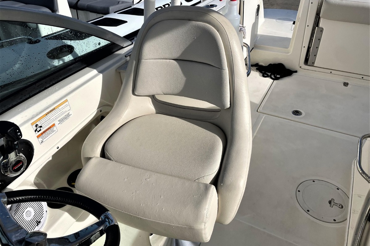 2016 Boston Whaler 230 Vantage, 18