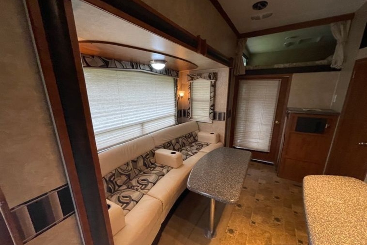 2010 Raptor 3912 toy hauler, 10