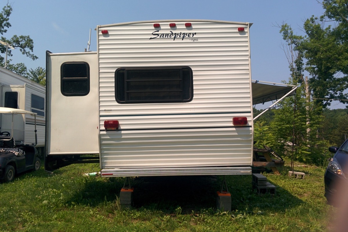 2000 Forest River Sandpiper INCLUDES 24’x40’ STEEL POLE BARN ROOF, 1