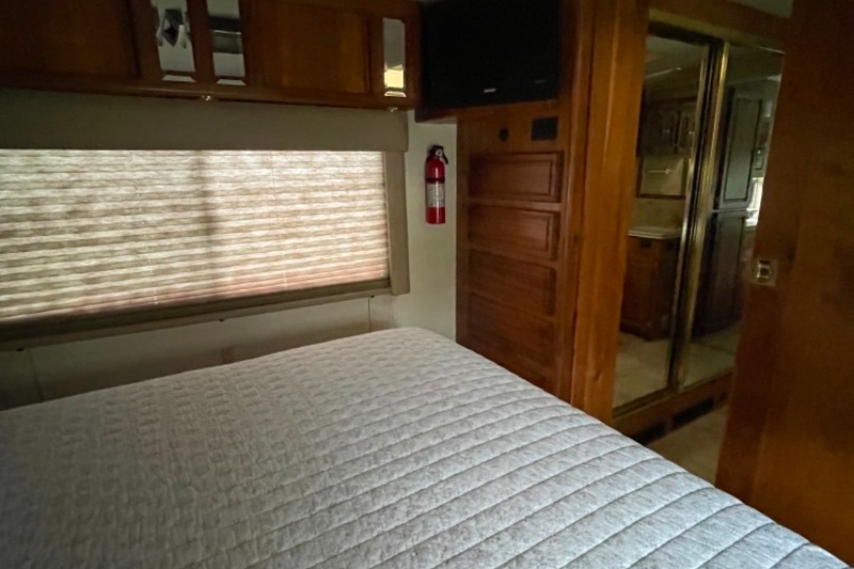 1996 Foretravel U320, 12