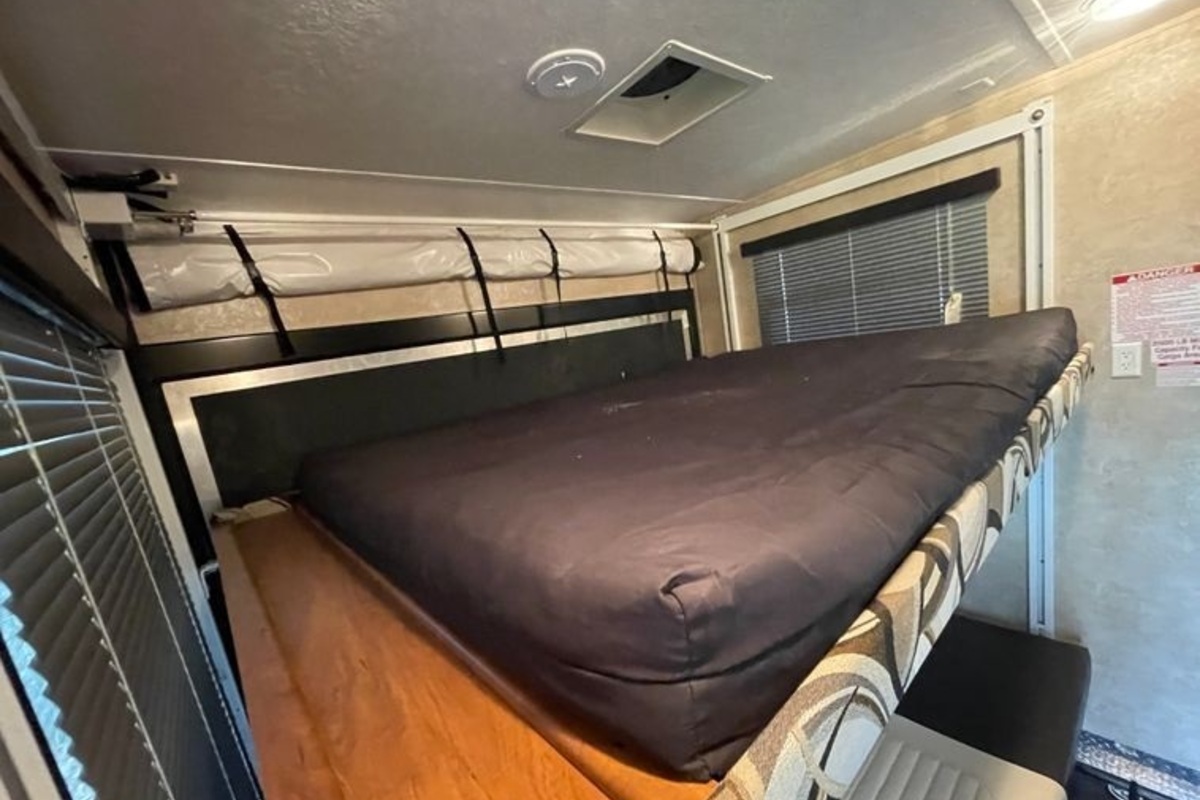 2010 Raptor 3912 toy hauler, 8