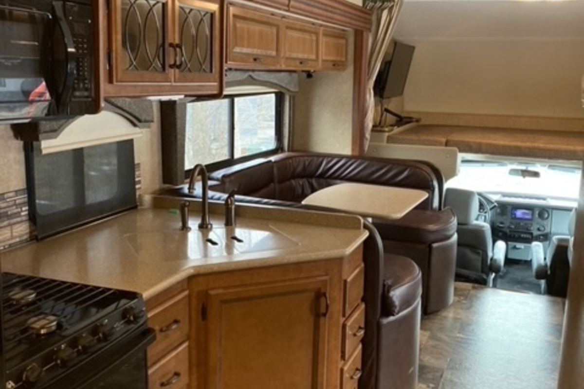 2014 Thor Motor Coach Chateau Series 33SW Scarlet HD-Max exterior with premium durable Gel-Coat, 3