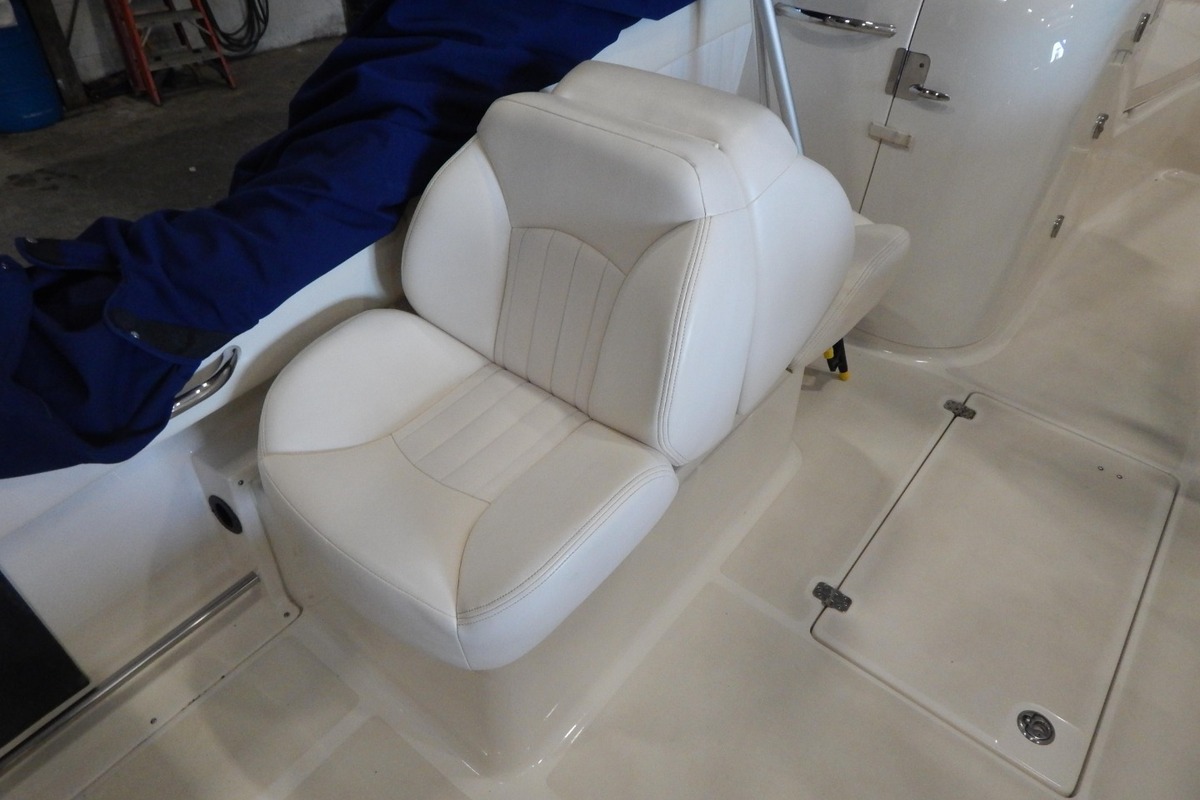 2010 Robalo R227 Dual Console, 13