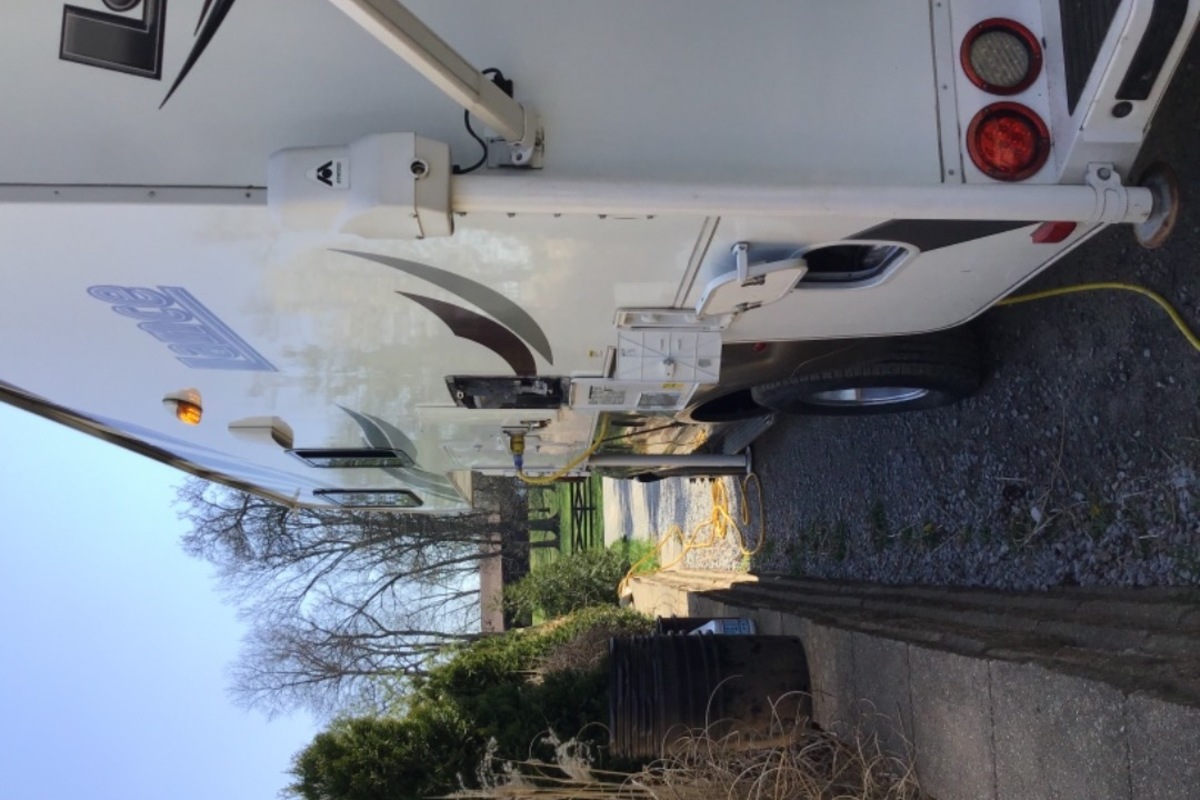 2015 Lance 1050s, 1