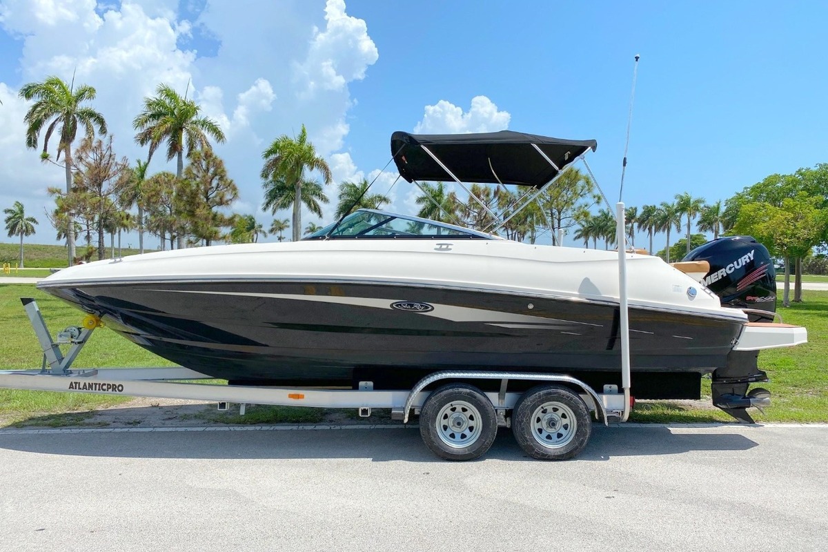 2015 Sea Ray 240 Sundeck, 1