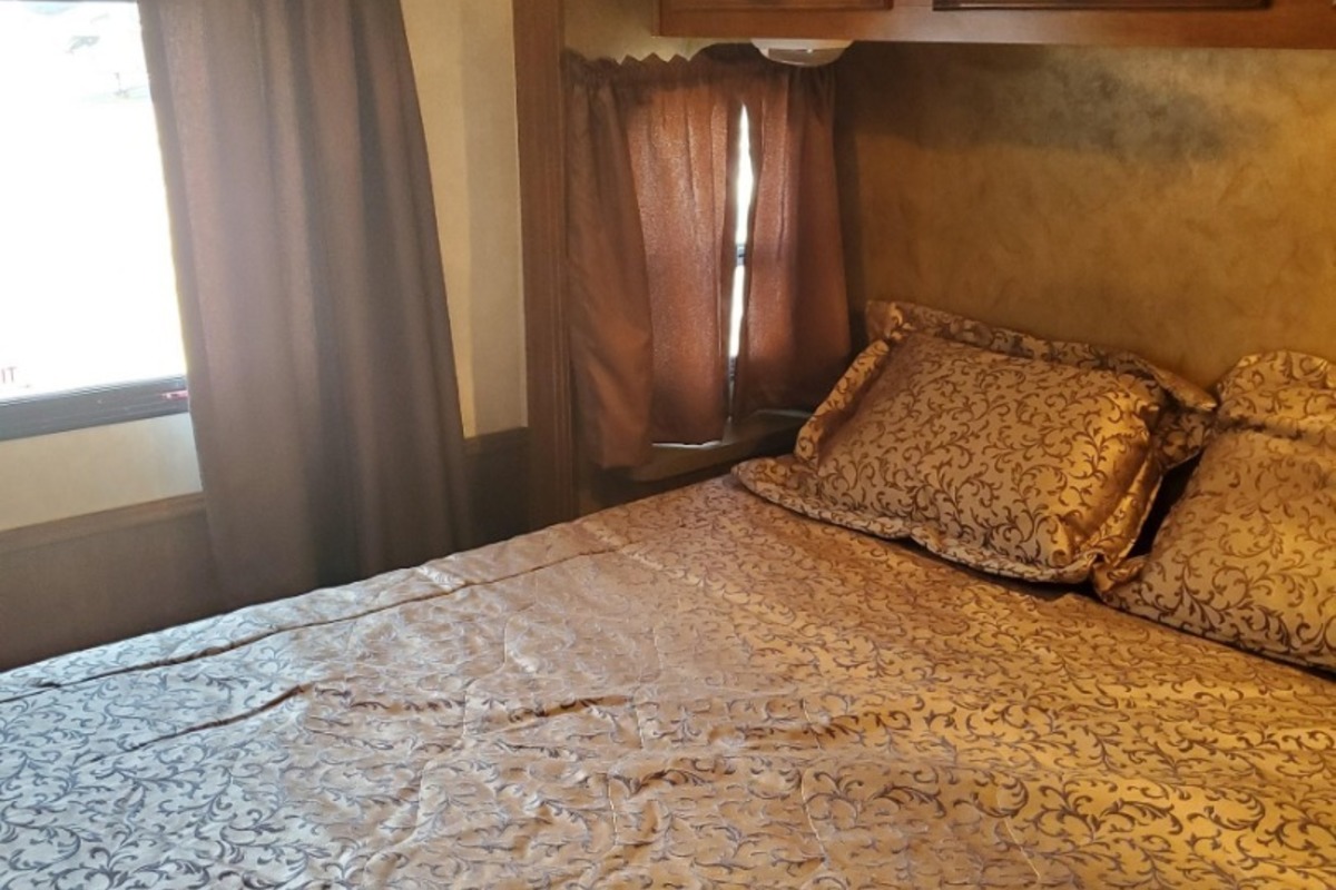 2013 Coachmen Mirada Series M-29 DS Ford V10, 9