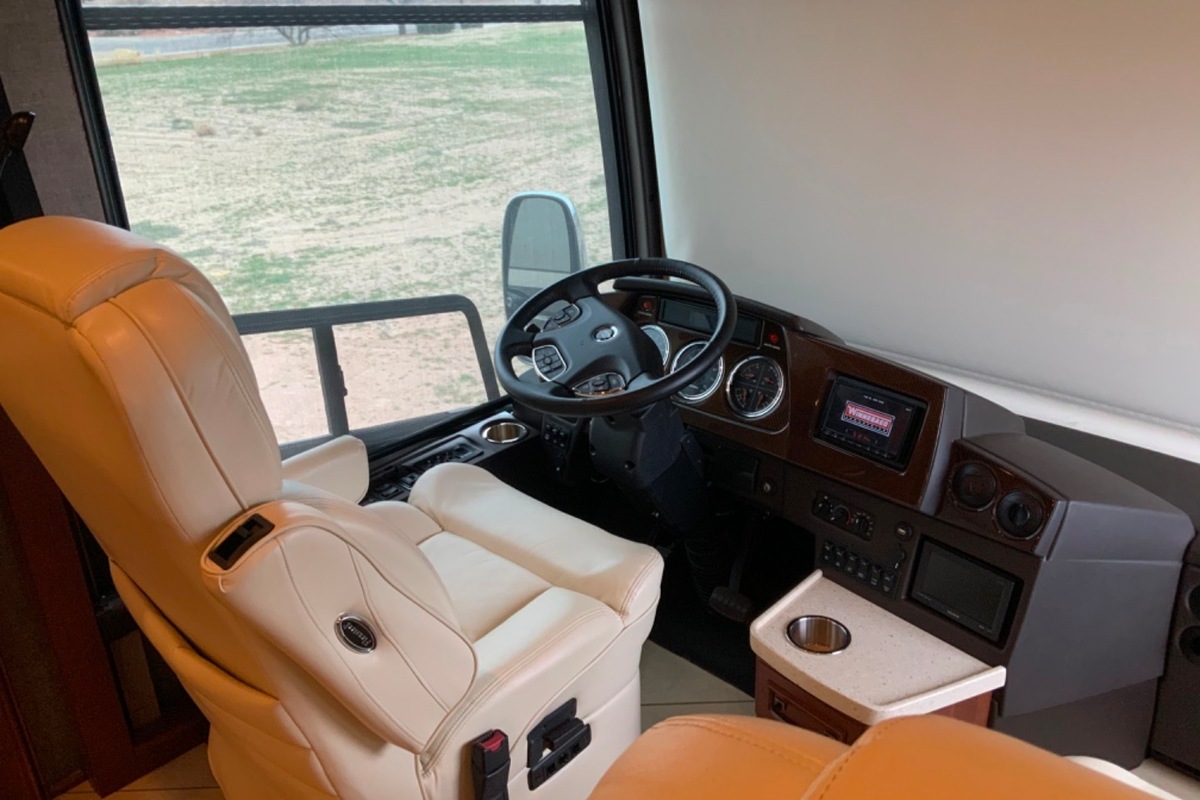 2013 Winnebago Tour 42GD, 15