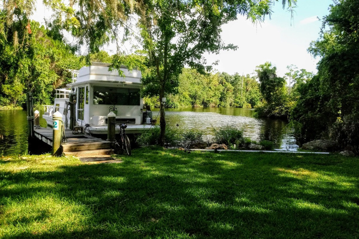 1987 Gibson 42' houseboat in Yankeetown, FL