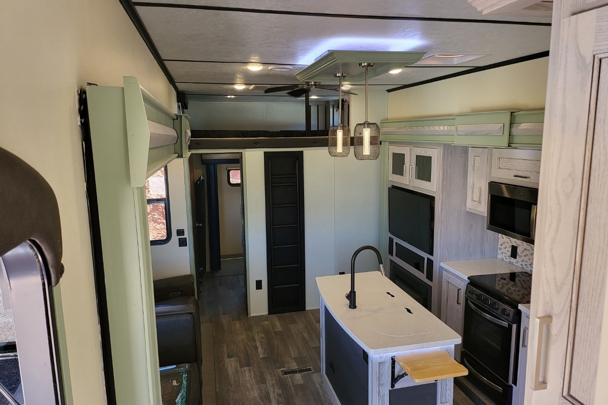 2021 Keystone Montana High Country 335BH 2 Bathrooms 2 A/C's Auto Level, 8