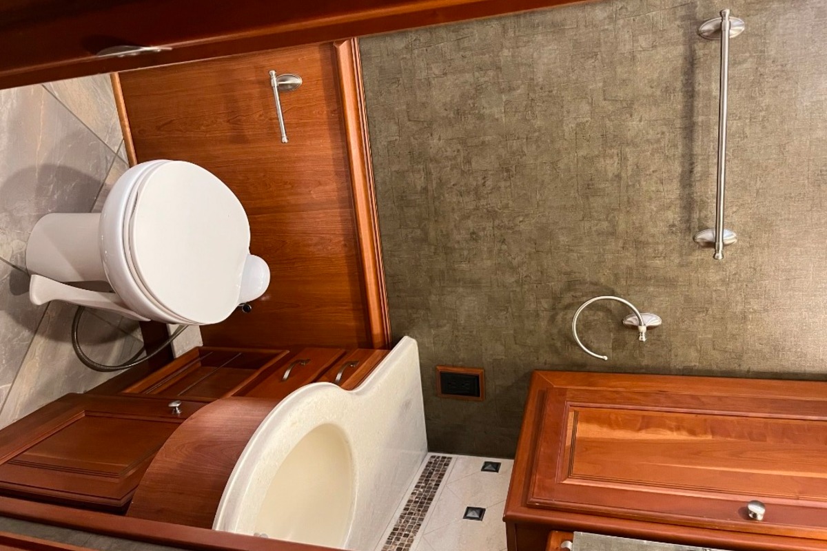 2015 Winnebago Journey 36M Diesel, 9