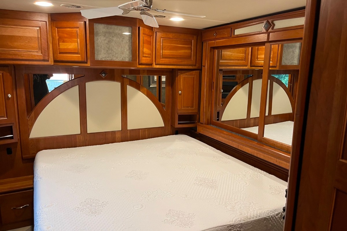 2015 Winnebago Journey 36M Diesel, 4