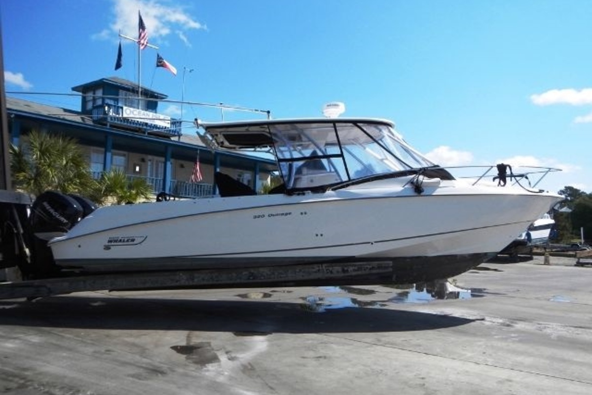 2006 Boston Whaler 320 Outrage Cuddy Cabin, 5