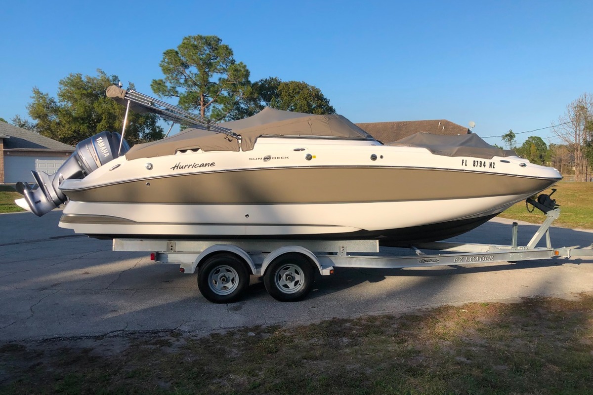 2010 Hurricane Boats SUNDECK 2400 OB, 9