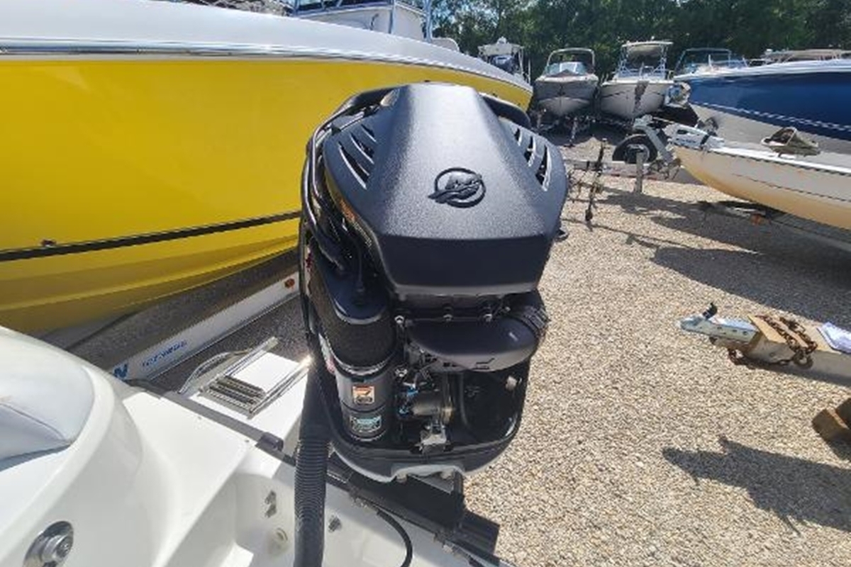 2005 Boston Whaler 210 Outrage, 19