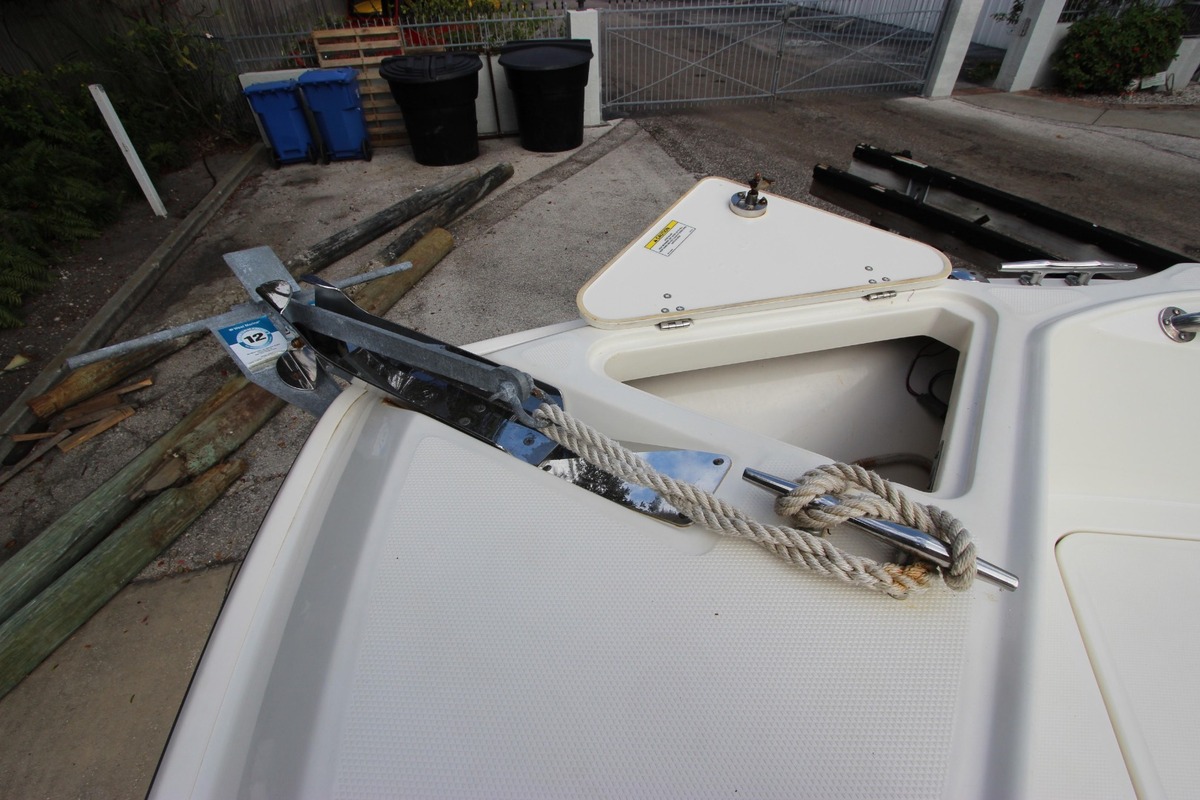 2011 Boston Whaler 220 Outrage, 24