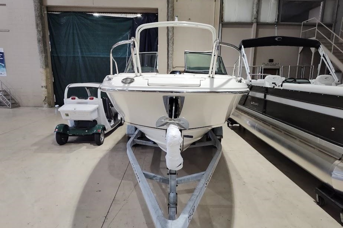 2017 Boston Whaler 230 Vantage, 0