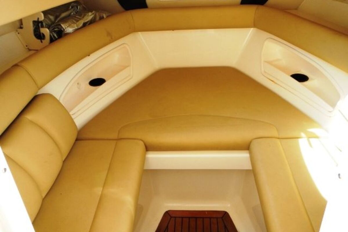 2006 Boston Whaler 320 Outrage Cuddy Cabin, 23
