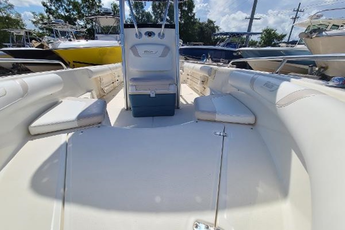 2005 Boston Whaler 210 Outrage, 16