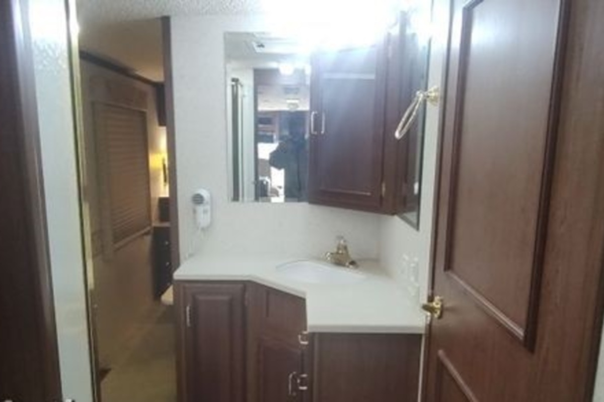 2003 Winnebago Journey DL RV, 4