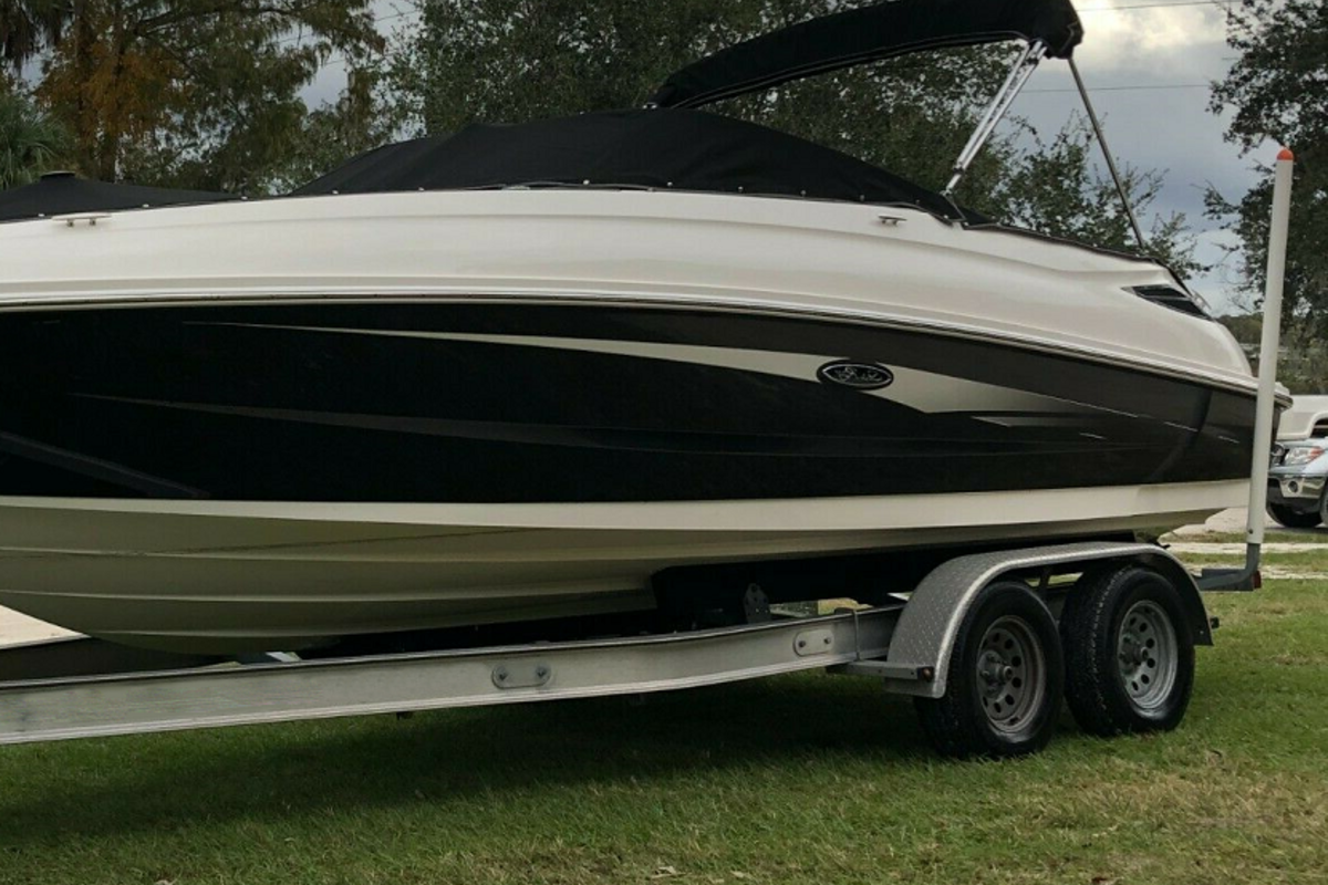 2015 Sea Ray 240 Sundeck, 1