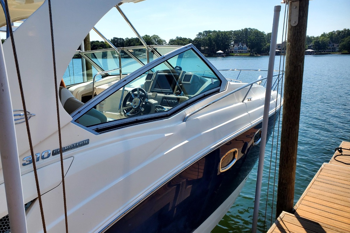 2014 Chaparral 310 Signature, 1