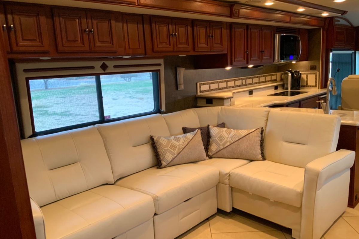 2013 Winnebago Tour 42GD, 1