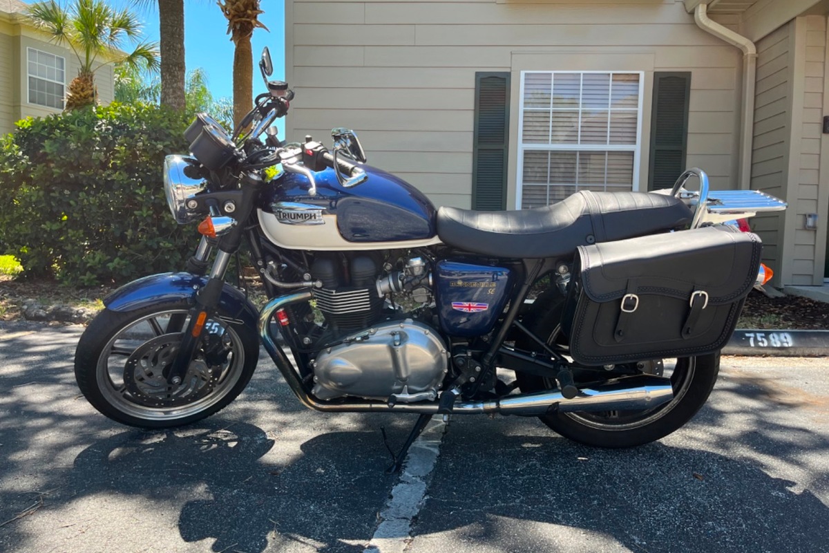 2010 Triumph Bonnevile SE, 1