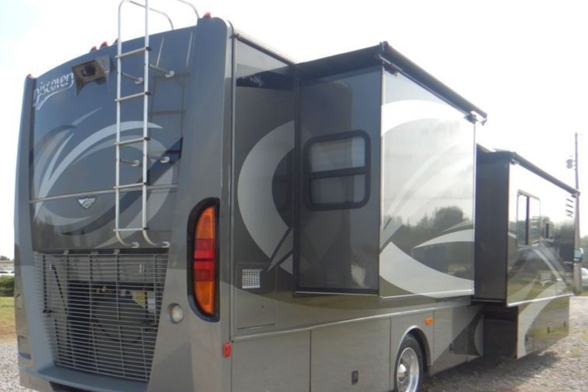 2008 Fleetwood Discovery RV, 3