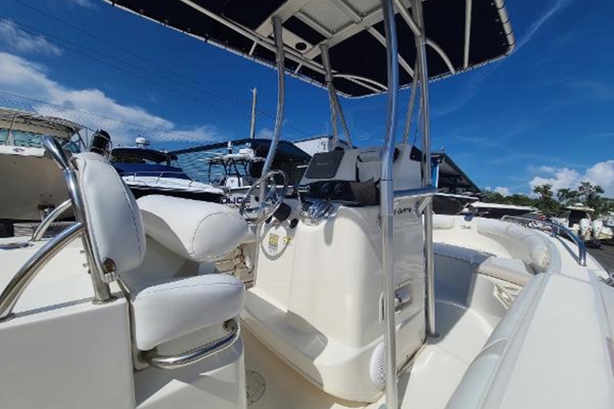 2005 Boston Whaler 210 Outrage, 7