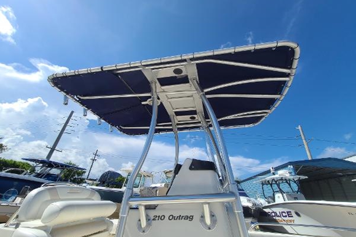 2005 Boston Whaler 210 Outrage, 12