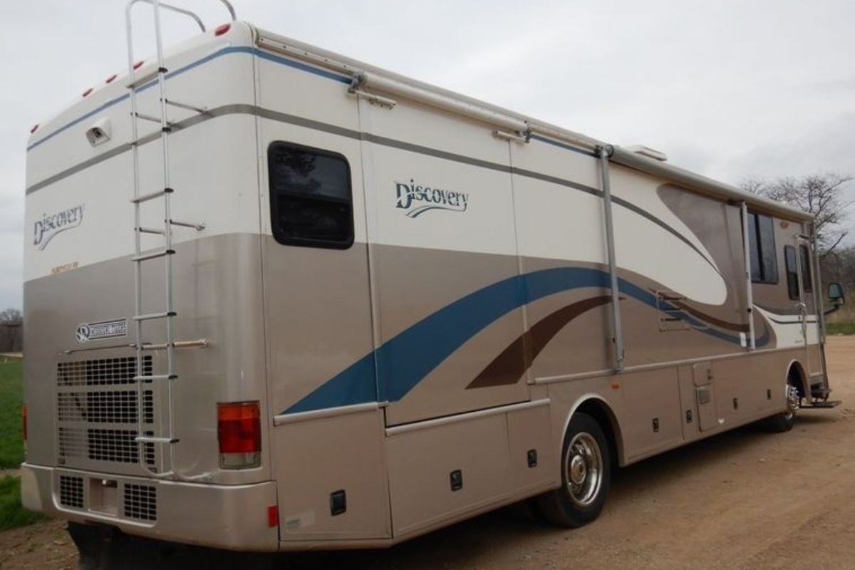 2000 Freightliner Fleetwood Discovery RV, 1
