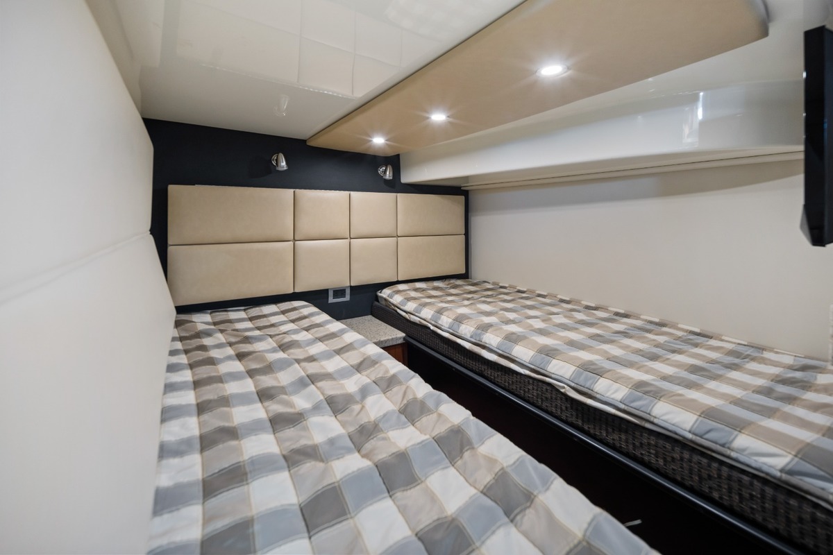 2012 Monterey 41 Sports Yacht, 6