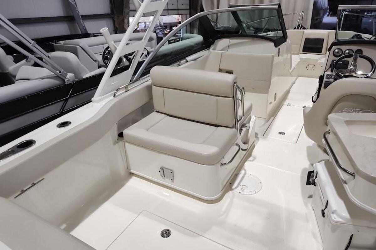 2017 Boston Whaler 230 Vantage, 8