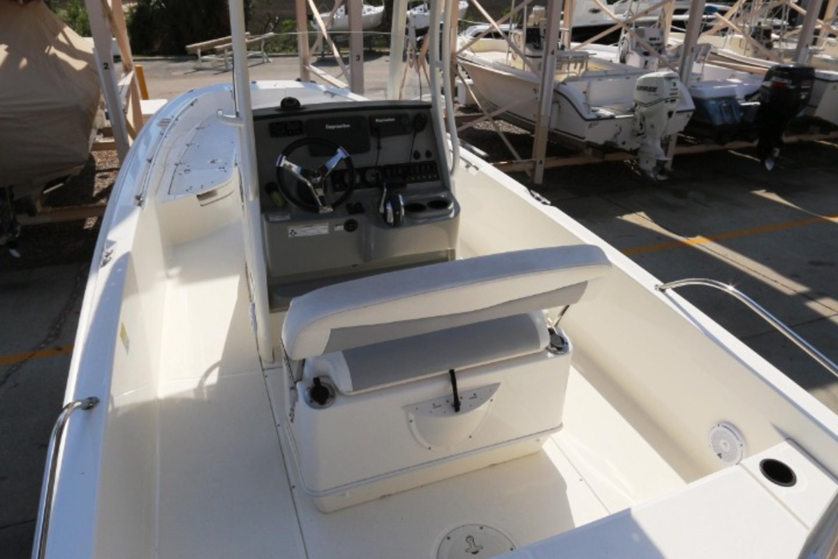2015 Boston Whaler 240 Dauntless, 26