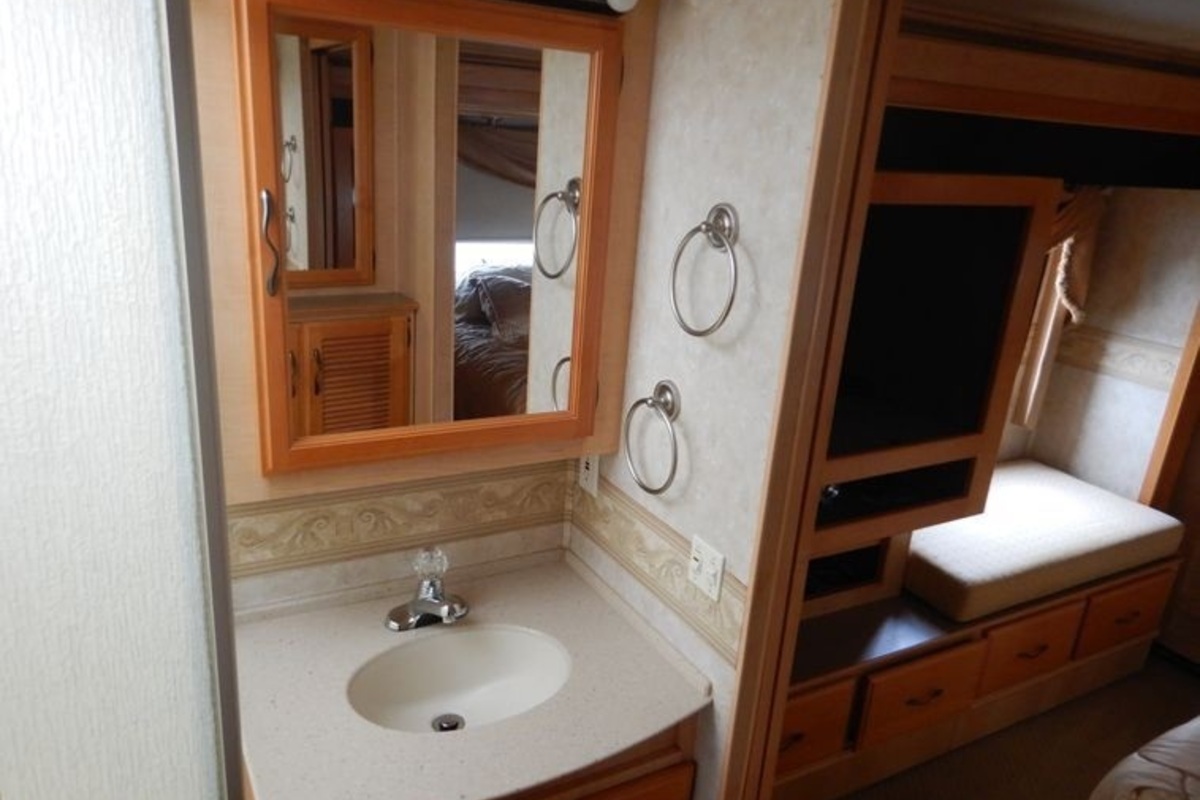 2005 Fleetwood Discovery RV, 0