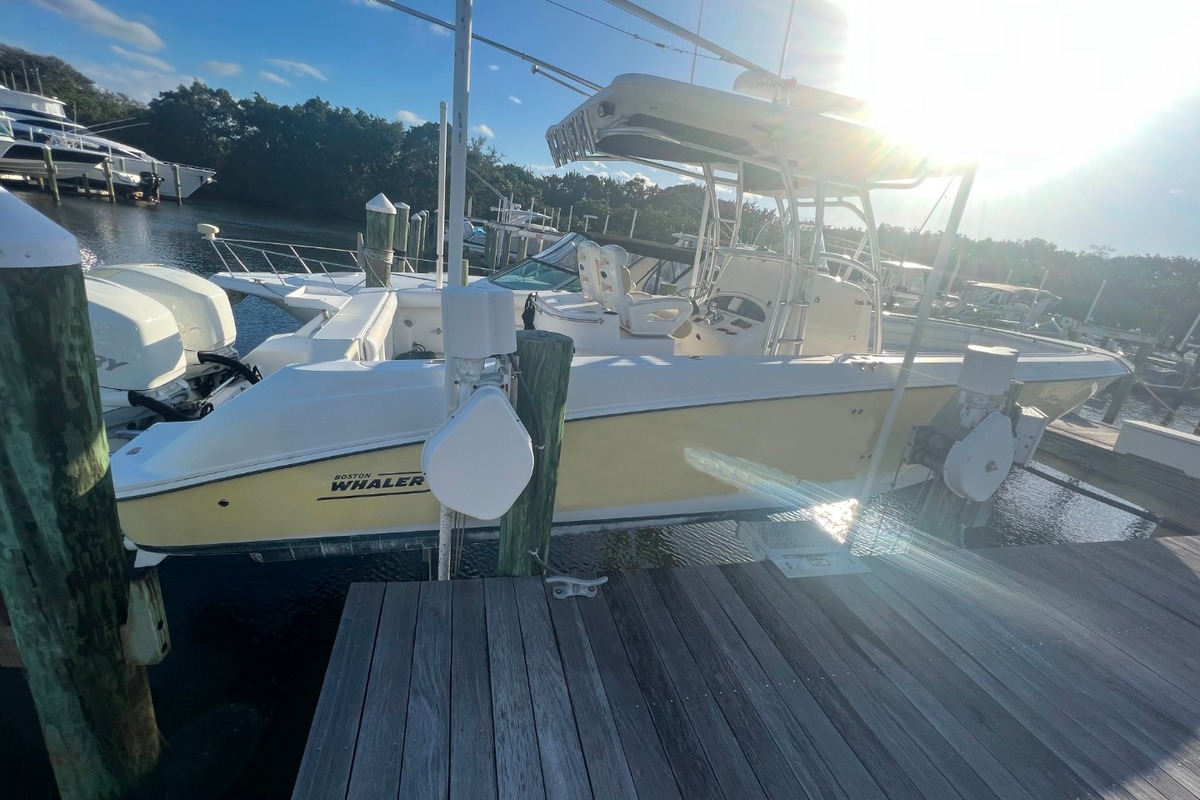 2005 Boston Whaler 320 Outrage, 1