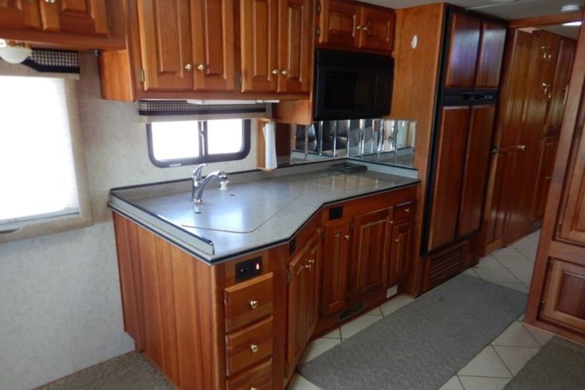 2003 Monaco Windsor 40PBDD RV, 4