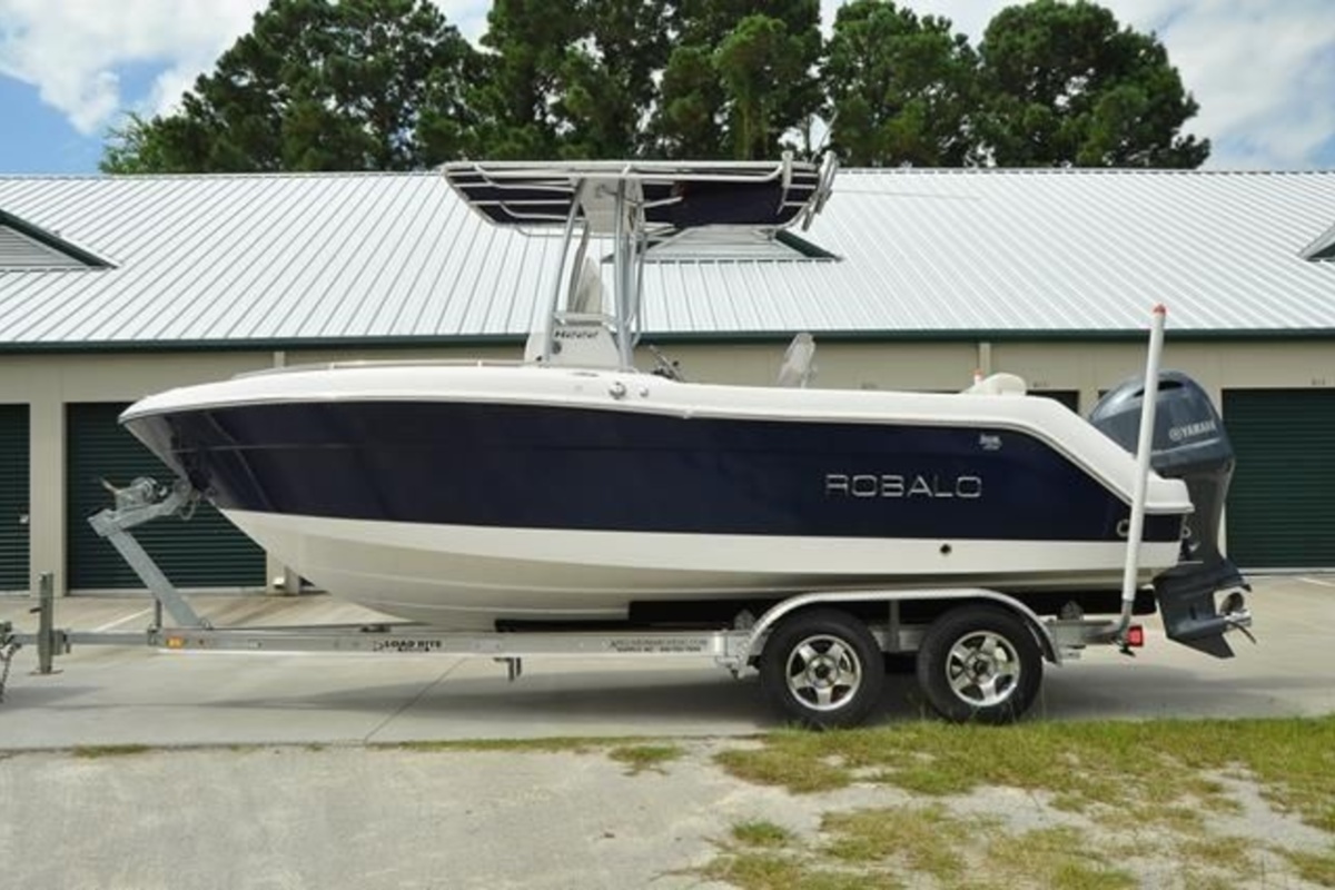 2017 Robalo R222 Center Console, 3