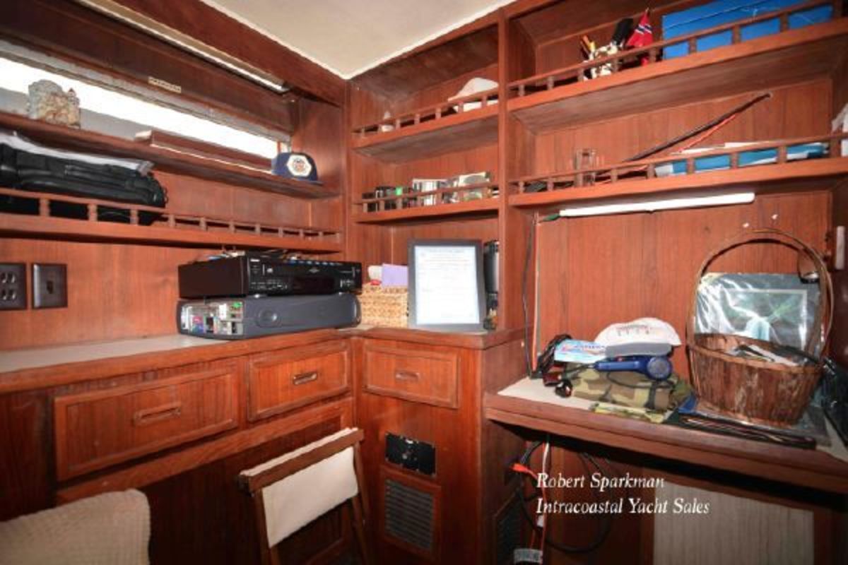 1982 Uniflite Flushdeck, 2