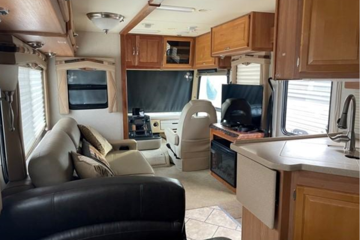 2008 National RV Dolphin DL35C, 3