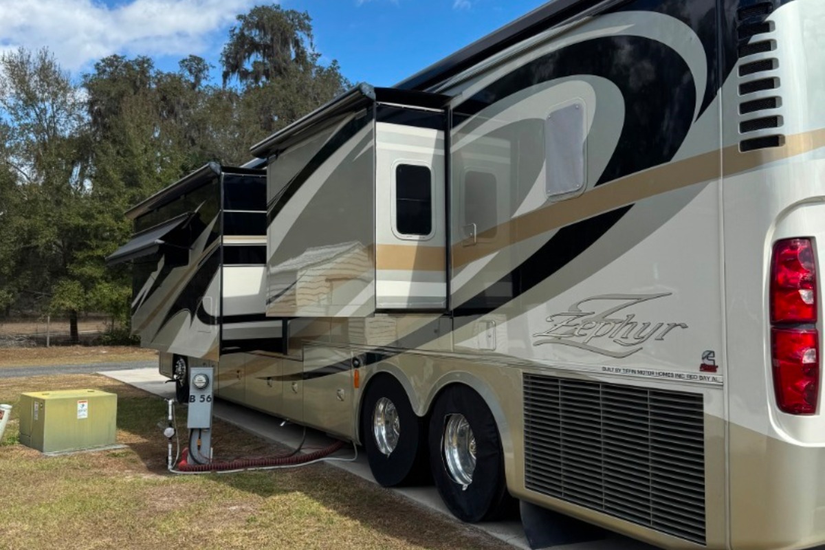 2011 Tiffin Zephyr 45QBZ, 5