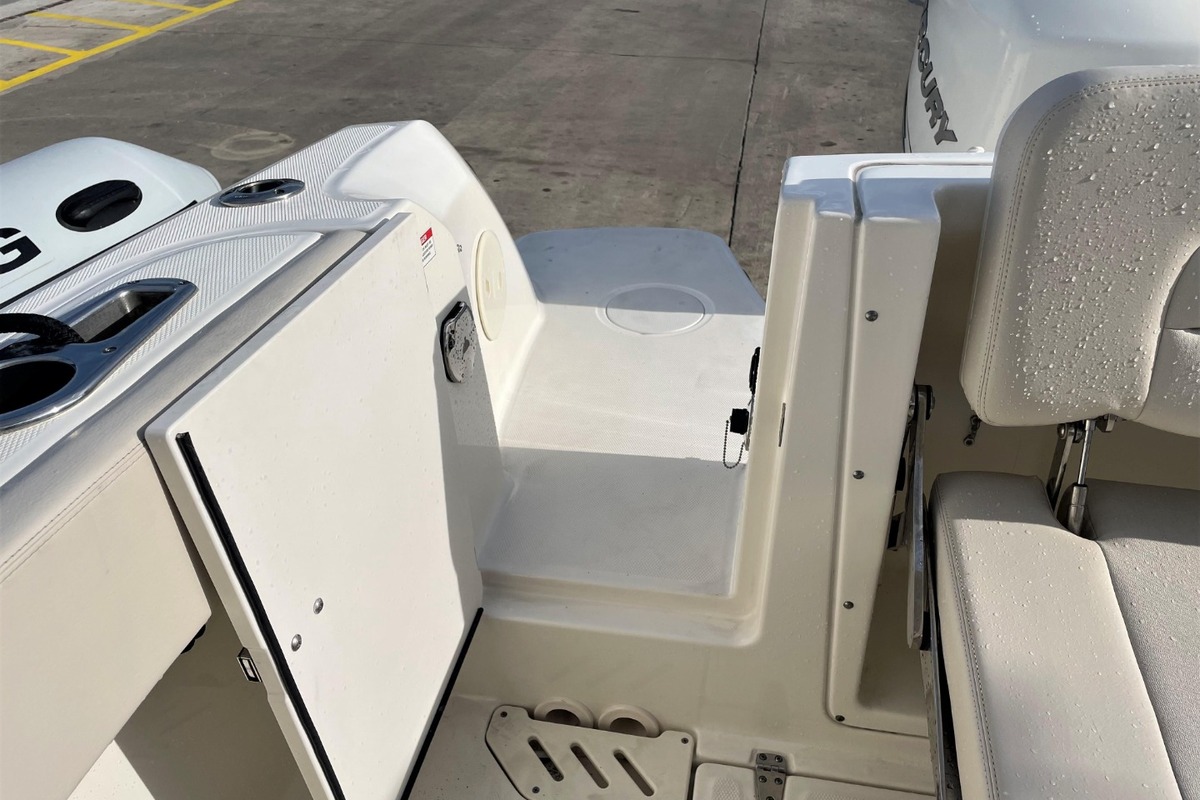 2016 Boston Whaler 230 Vantage, 24
