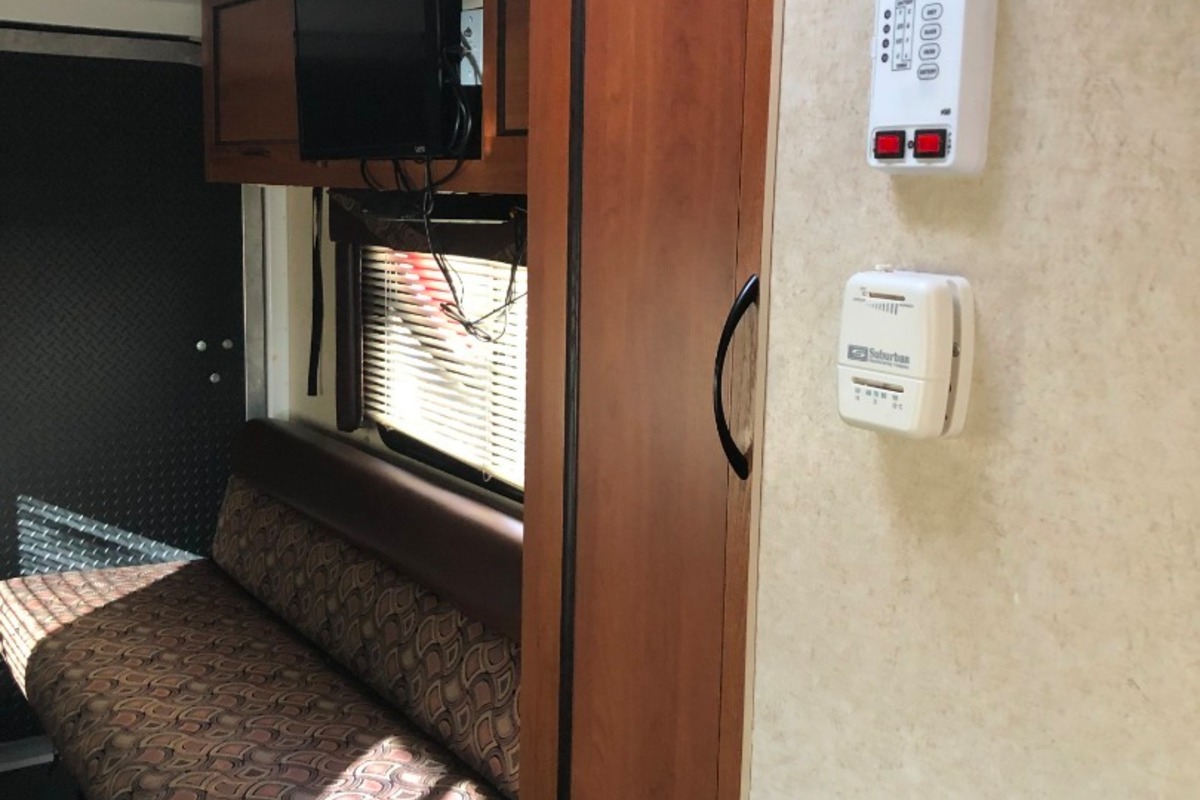 2015 Powerlite by Pacific Coachworks Ultra Lite 18XLE, 5